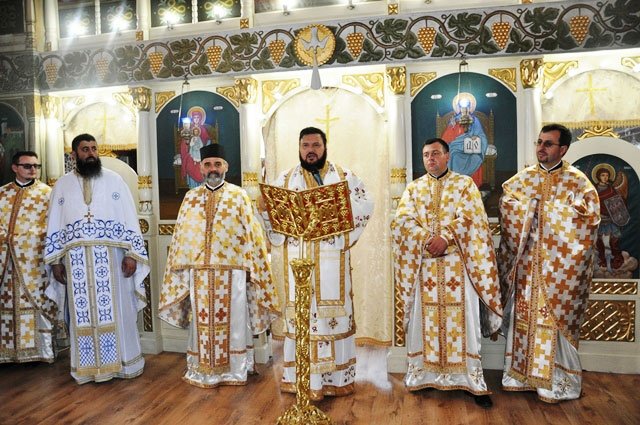 Slujiri arhiereşti şi hramuri în Duminica Tuturor Sfinţilor 37741