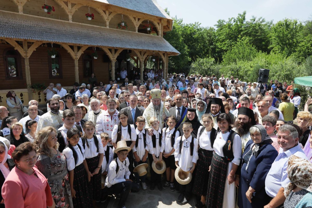 Slujiri arhiereşti şi hramuri în Duminica Tuturor Sfinţilor 37742