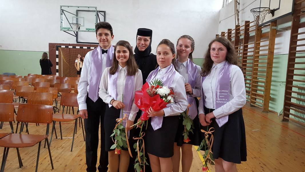 Festivitate de absolvire la Aşezământul „Sfântul Ierarh Leontie“ din Rădăuţi 37664