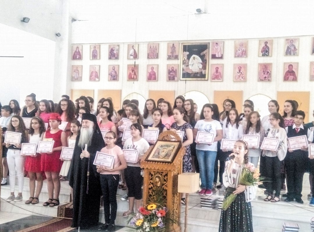 Preasfințitul Părinte Nicodim i-a premiat pe olimpicii mehedinţeni 37719