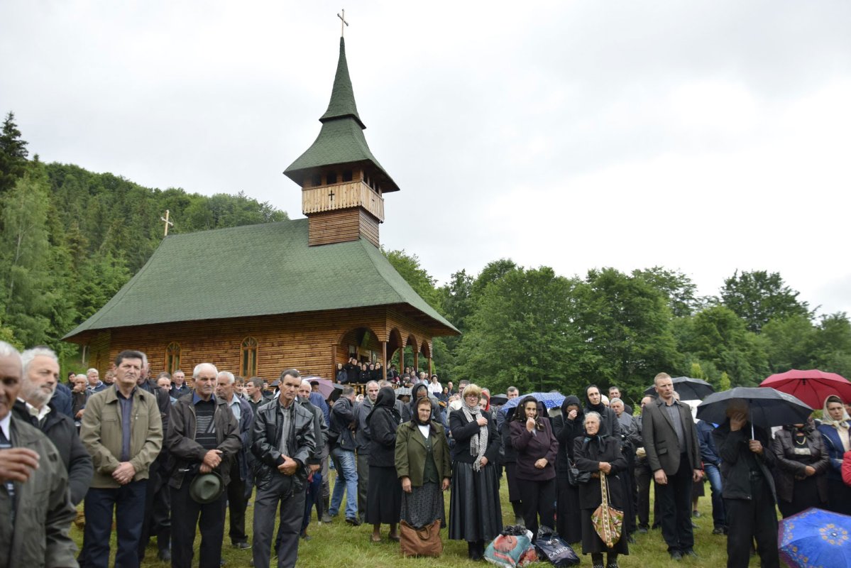 Slujiri arhiereşti şi hramuri în Duminica Sfinţilor Români 37327