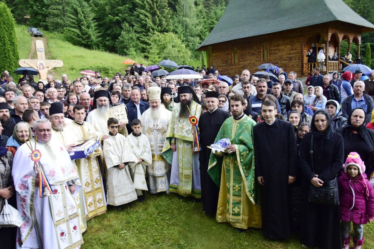 Slujiri arhiereşti şi hramuri în Duminica Sfinţilor Români 37328