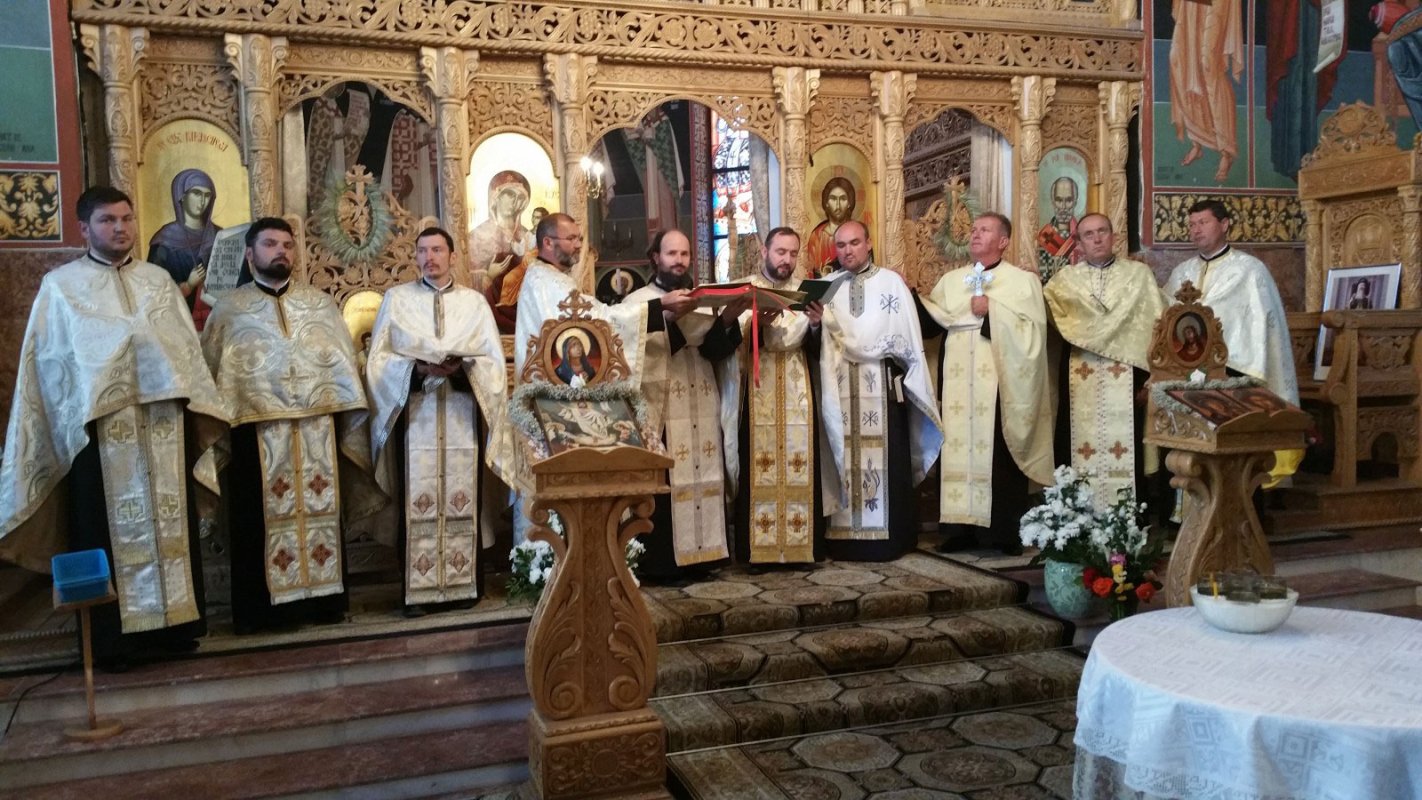 Slujiri arhiereşti şi hramuri în Duminica Sfinţilor Români 37329