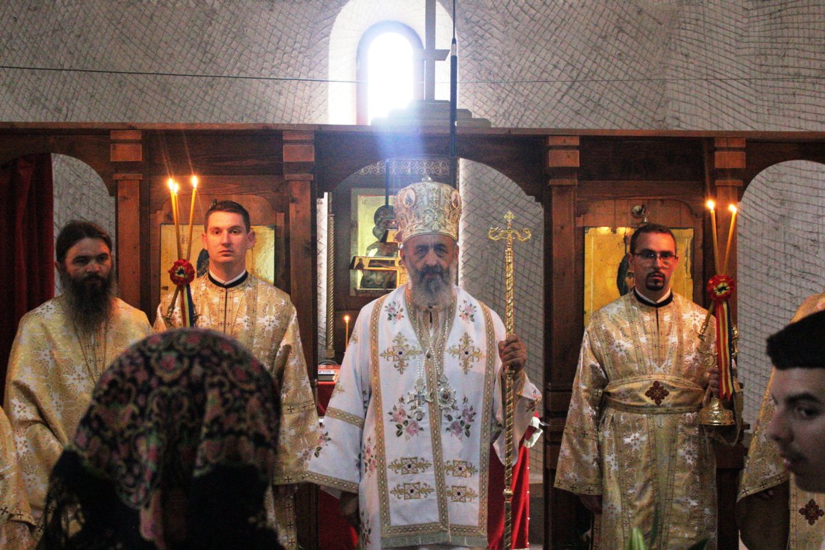 Slujiri arhiereşti şi hramuri în Duminica Sfinţilor Români 37330