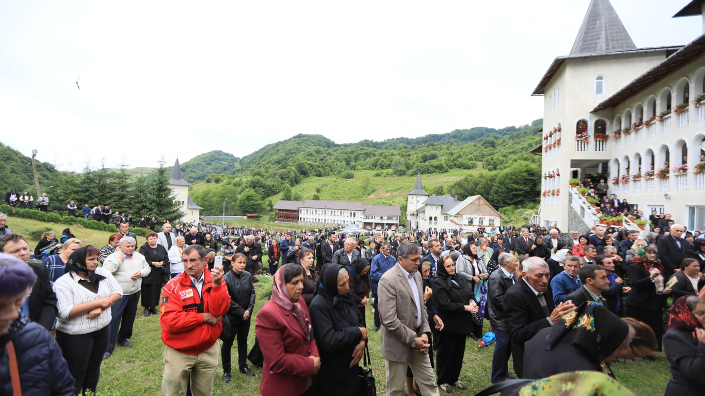 Slujiri arhiereşti şi hramuri în Duminica Sfinţilor Români 37331