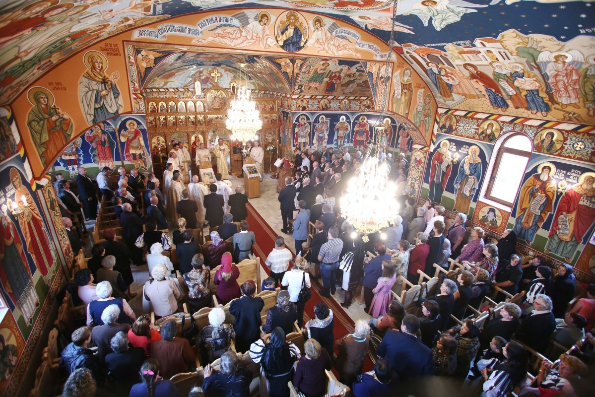 Slujiri arhiereşti şi hramuri în Duminica Sfinţilor Români 37332