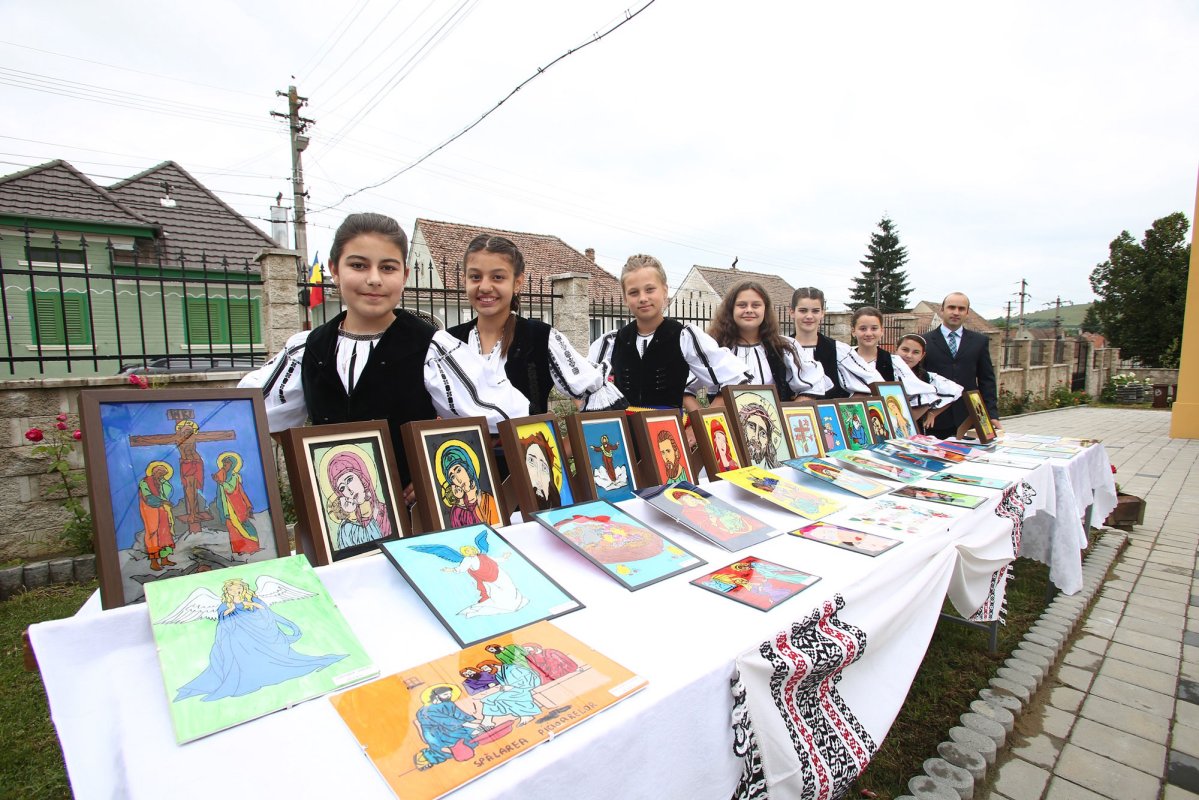 Slujiri arhiereşti şi hramuri în Duminica Sfinţilor Români 37333