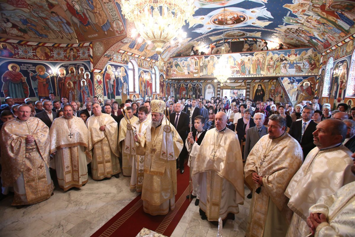 Slujiri arhiereşti şi hramuri în Duminica Sfinţilor Români 37334