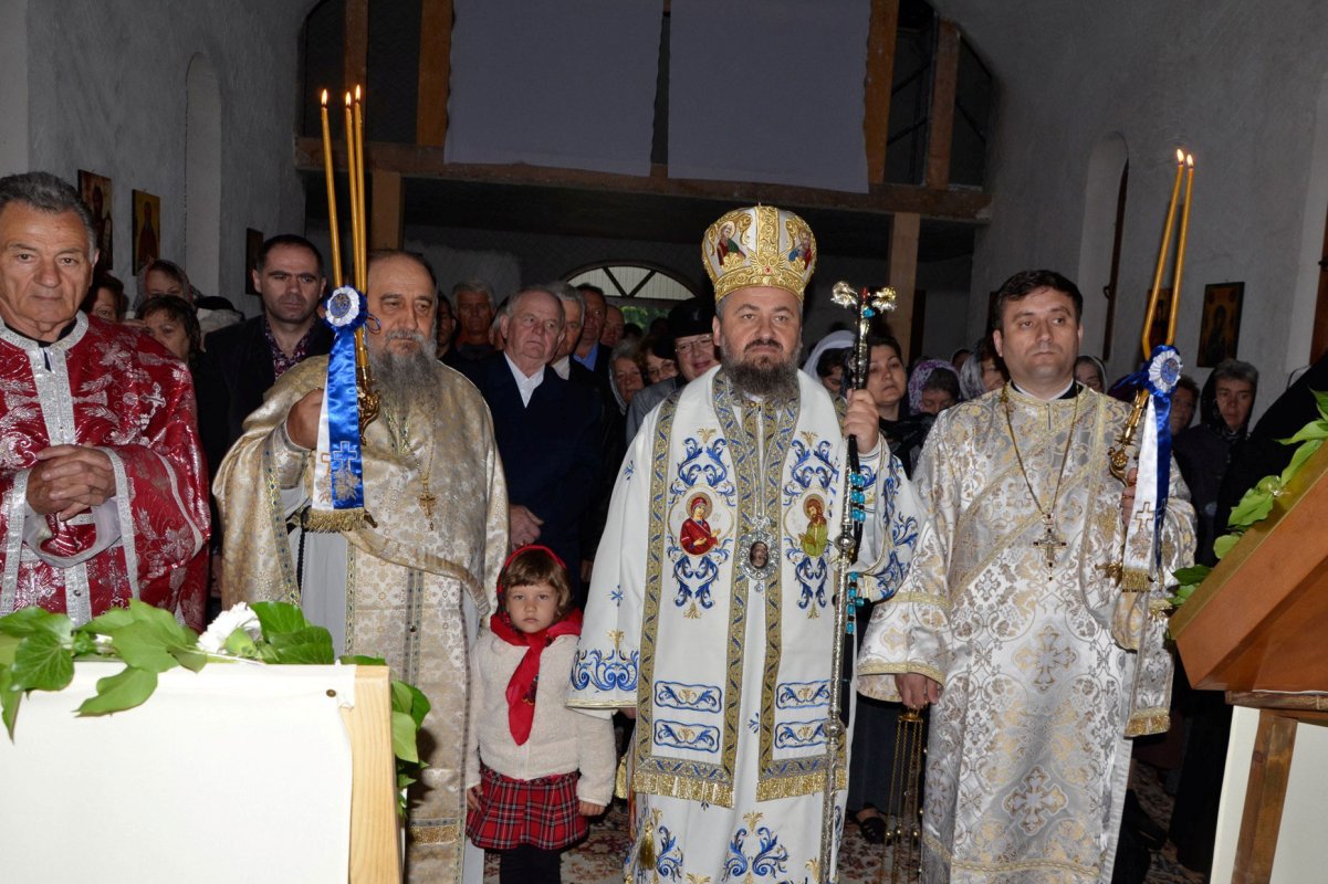 Slujiri arhiereşti şi hramuri în Duminica Sfinţilor Români 37335