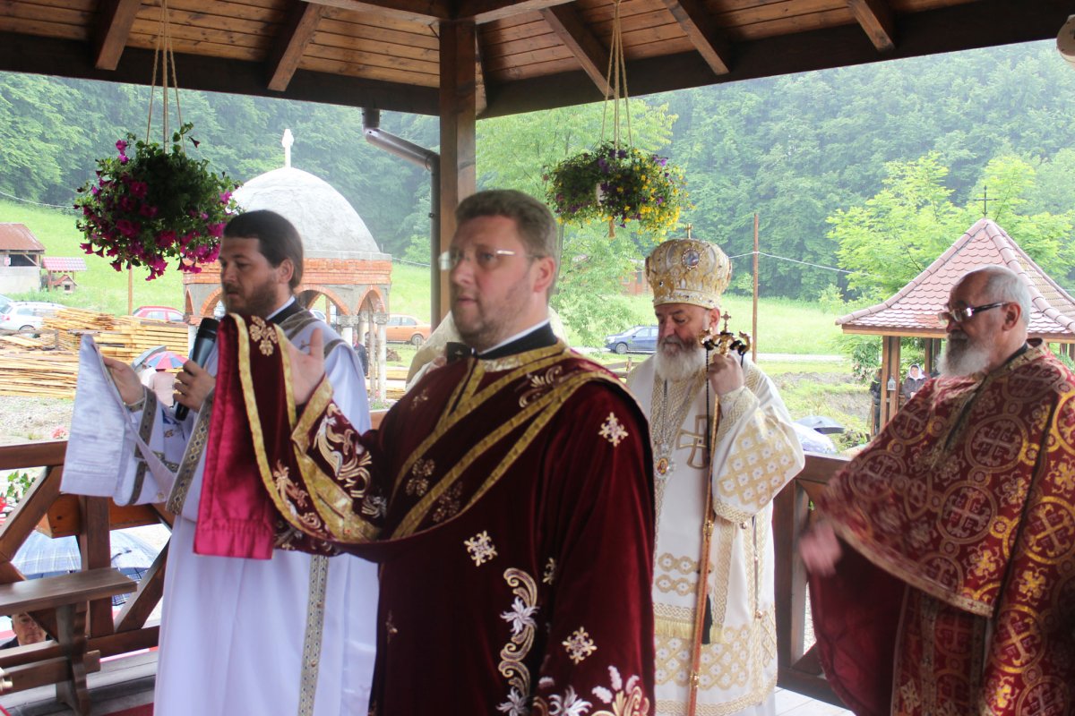 Slujiri arhiereşti şi hramuri în Duminica Sfinţilor Români 37336