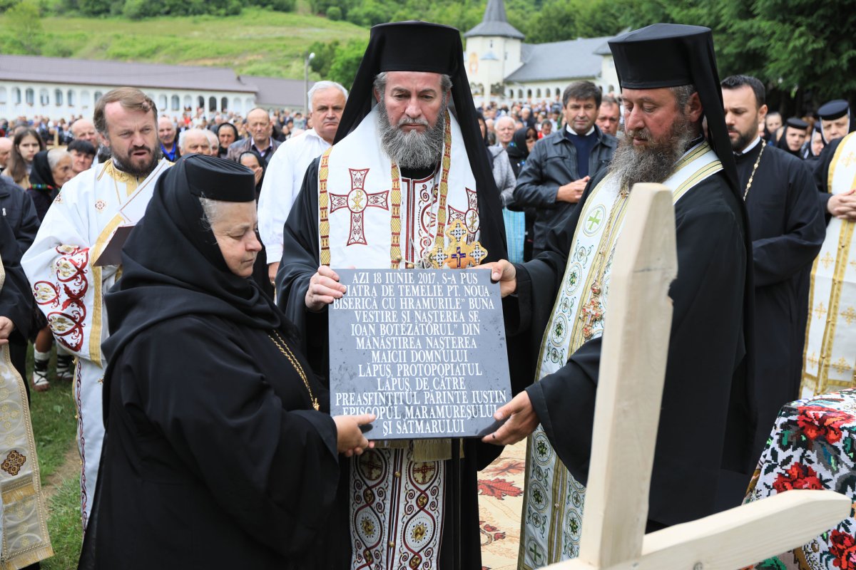Slujiri arhiereşti şi hramuri în Duminica Sfinţilor Români 37337