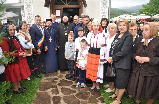 Slujiri arhiereşti şi hramuri în Duminica Sfinţilor Români 37338