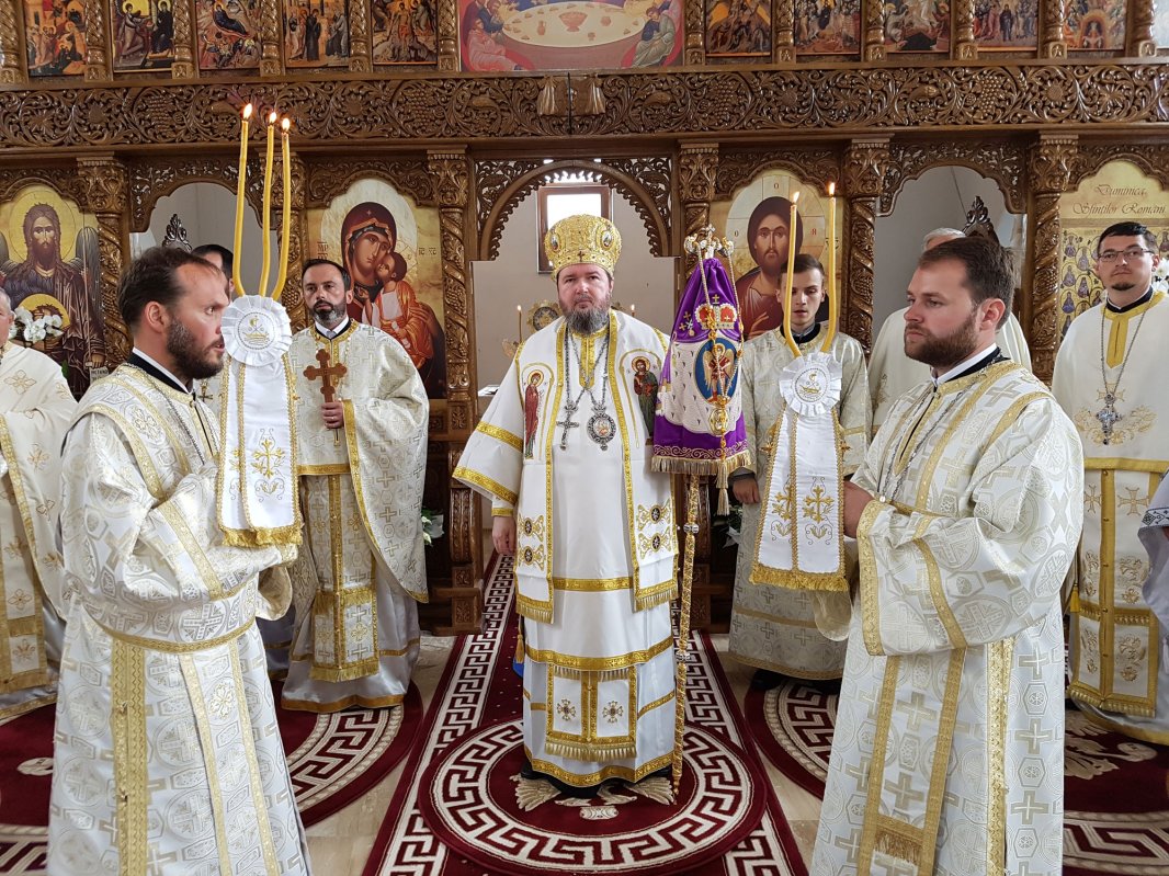 Slujiri arhiereşti şi hramuri în Duminica Sfinţilor Români 37339