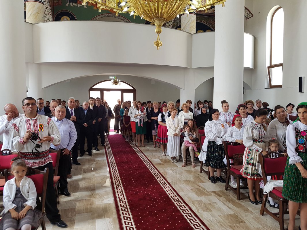 Slujiri arhiereşti şi hramuri în Duminica Sfinţilor Români 37340