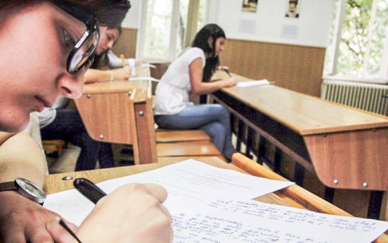 Elevii susțin azi proba de matematică la evaluarea naţională 37316