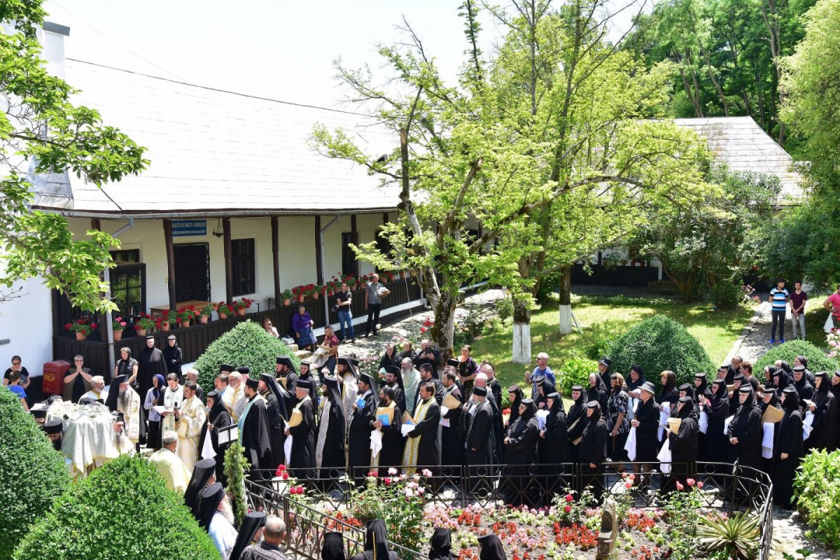 Părintele arhimandrit Chesarie Gheorghescu, prohodit la Mănăstirea Dintr-un Lemn 37283