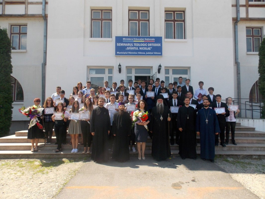Serbare de final de an pentru seminariştii râmniceni 37284