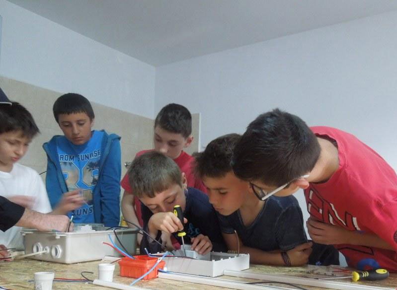 Mici electricieni cu diplomă, la Asociaţia „Doamna Maria Brâncoveanu” 37196