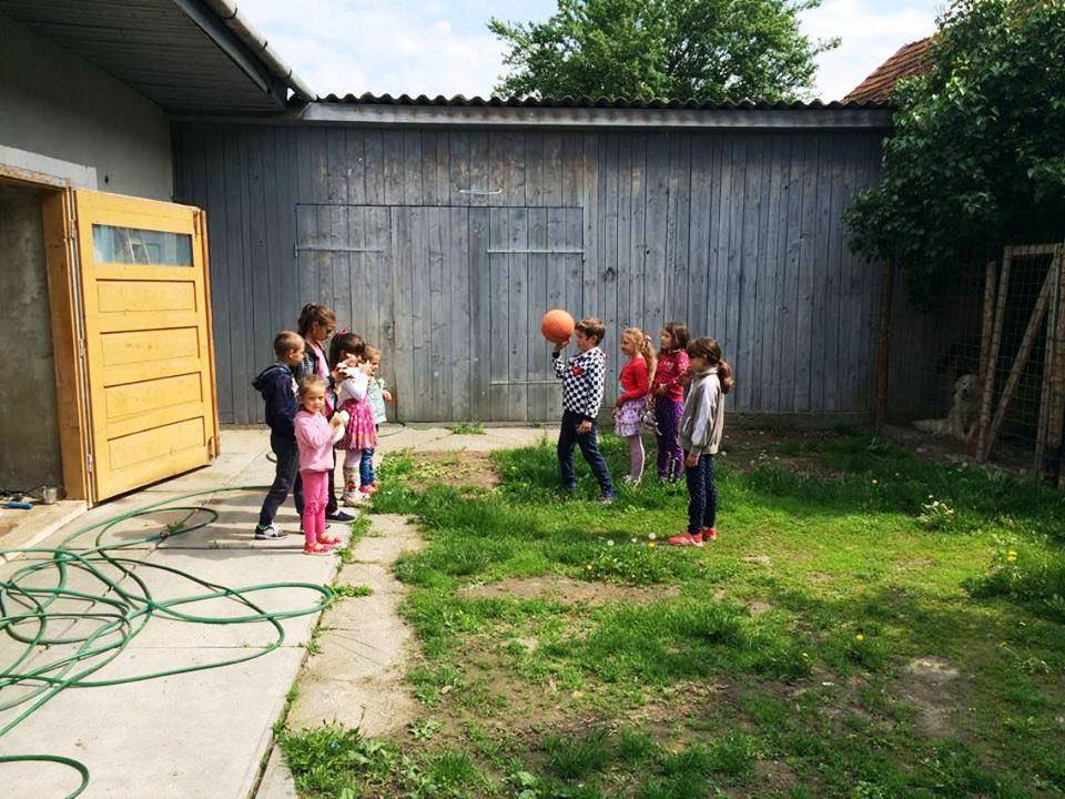 Tabără și daruri pentru elevii merituoși de la Veneția de Jos, Brașov 37140