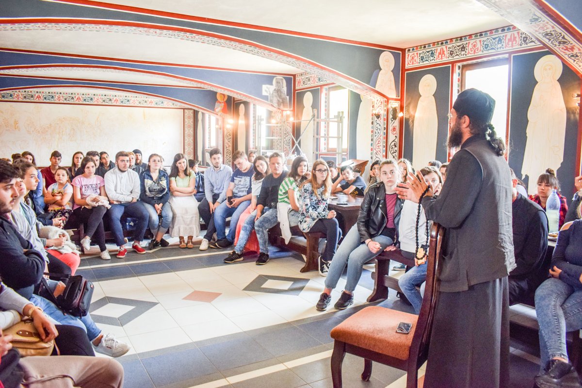 Tineri pelerini în Banatul de Munte 37152