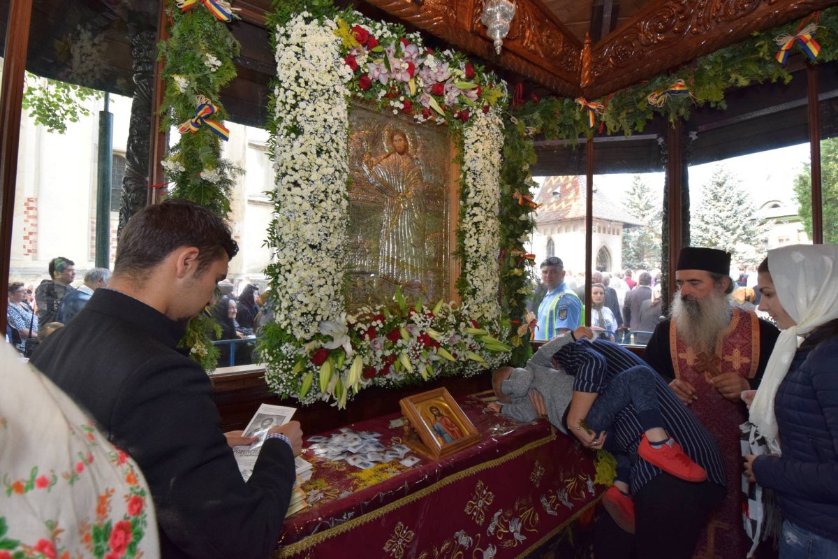 20.000 de pelerini s-au întâlnit cu Sfântul Ioan cel Nou de la Suceava 36967