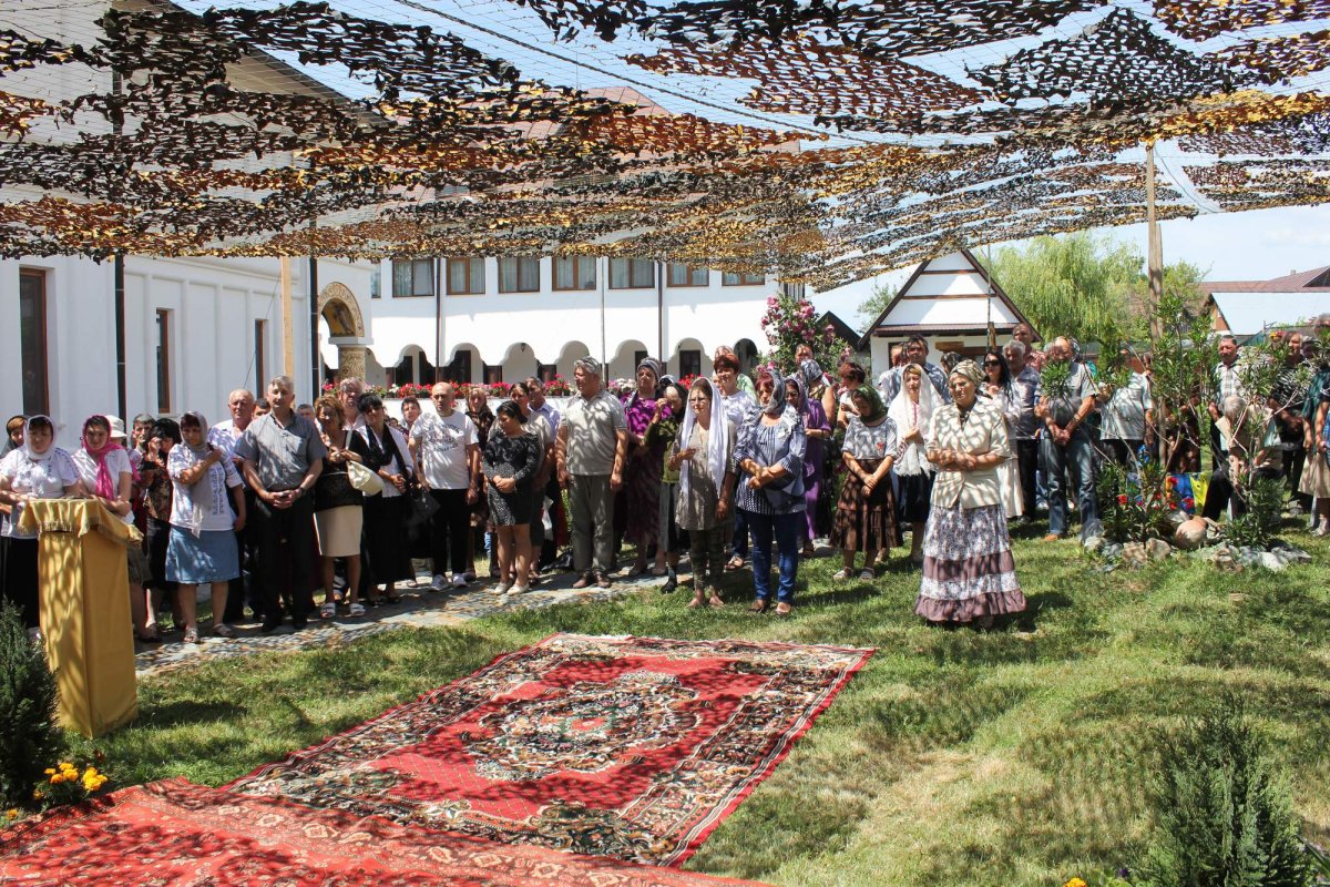 Hramuri de tradiţie în mănăstirile şi bisericile oltene 36911