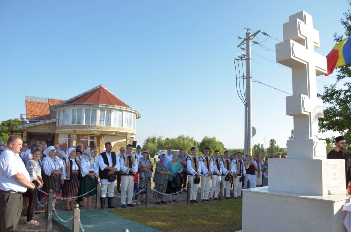 Troiţă ridicată în memoria eroilor la Scobinţi 36886