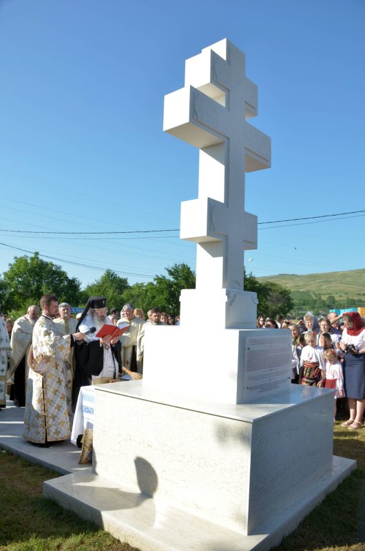 Troiţă ridicată în memoria eroilor la Scobinţi 36888