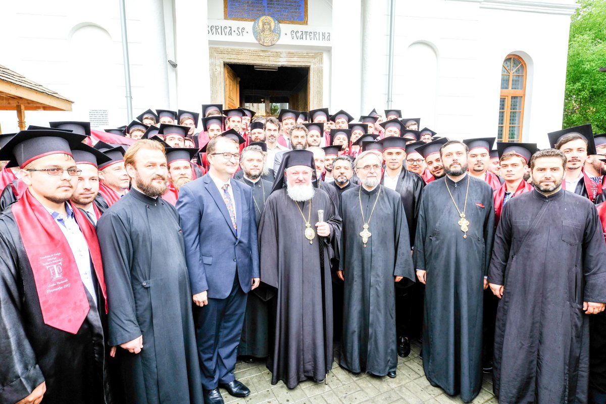 Absolvenții de Teologie au depus jurământul  36871