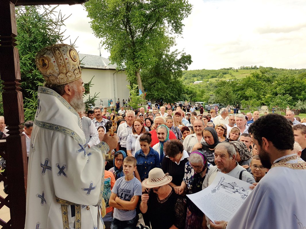 Altarul bisericii Mănăstirii Adam a fost resfințit 36865