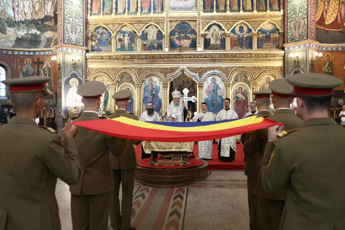 Ceremonii de sfinţire şi arborare pe catarg a Drapelului Naţional 36822