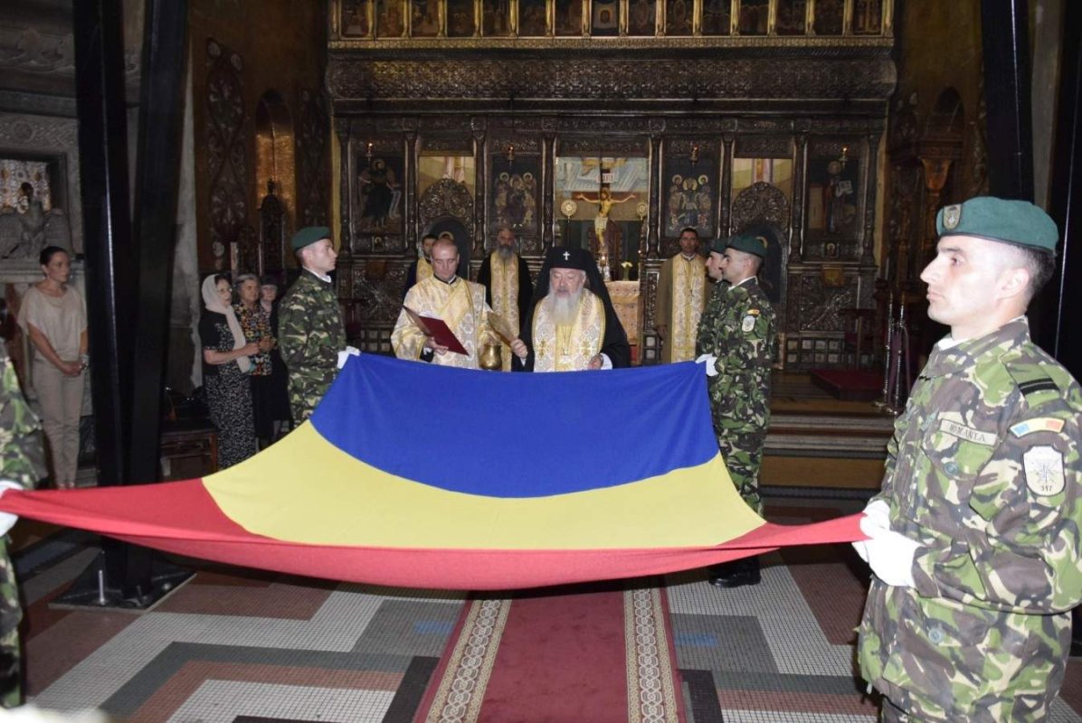 Ceremonii de sfinţire şi arborare pe catarg a Drapelului Naţional 36824