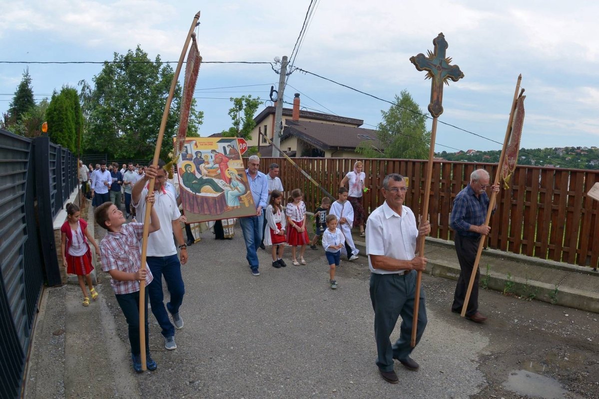 Procesiune în Parohia „Naşterea Sfântului Ioan Botezătorul“ – Bucium 36820