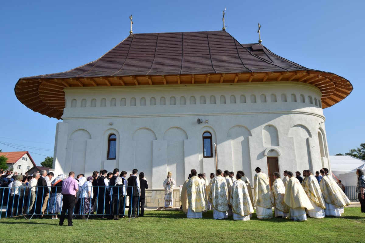 Biserica din satul Stânca, sfinţită de IPS Mitropolit Teofan 36639