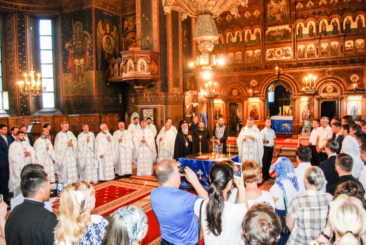 Moment festiv la Biserica „Maica Precista”-Dudu 36658