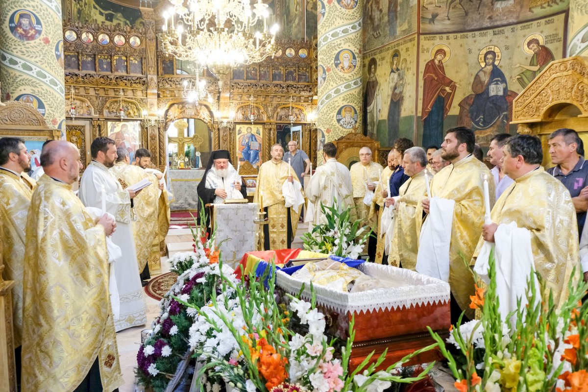 Părintele Constantin Pârvu, condus pe ultimul drum 36672