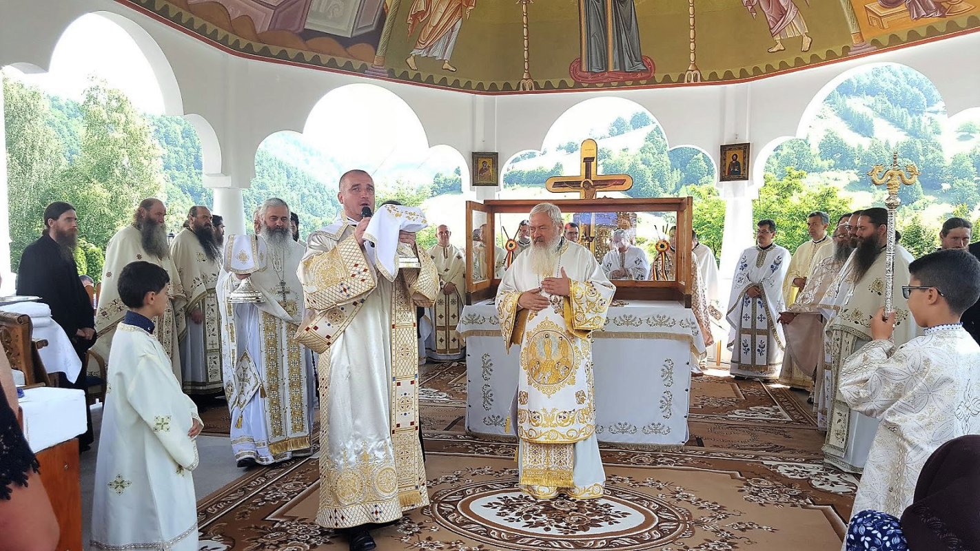 Hramuri și slujiri arhierești de Sfinții Apostoli Petru și Pavel 36580