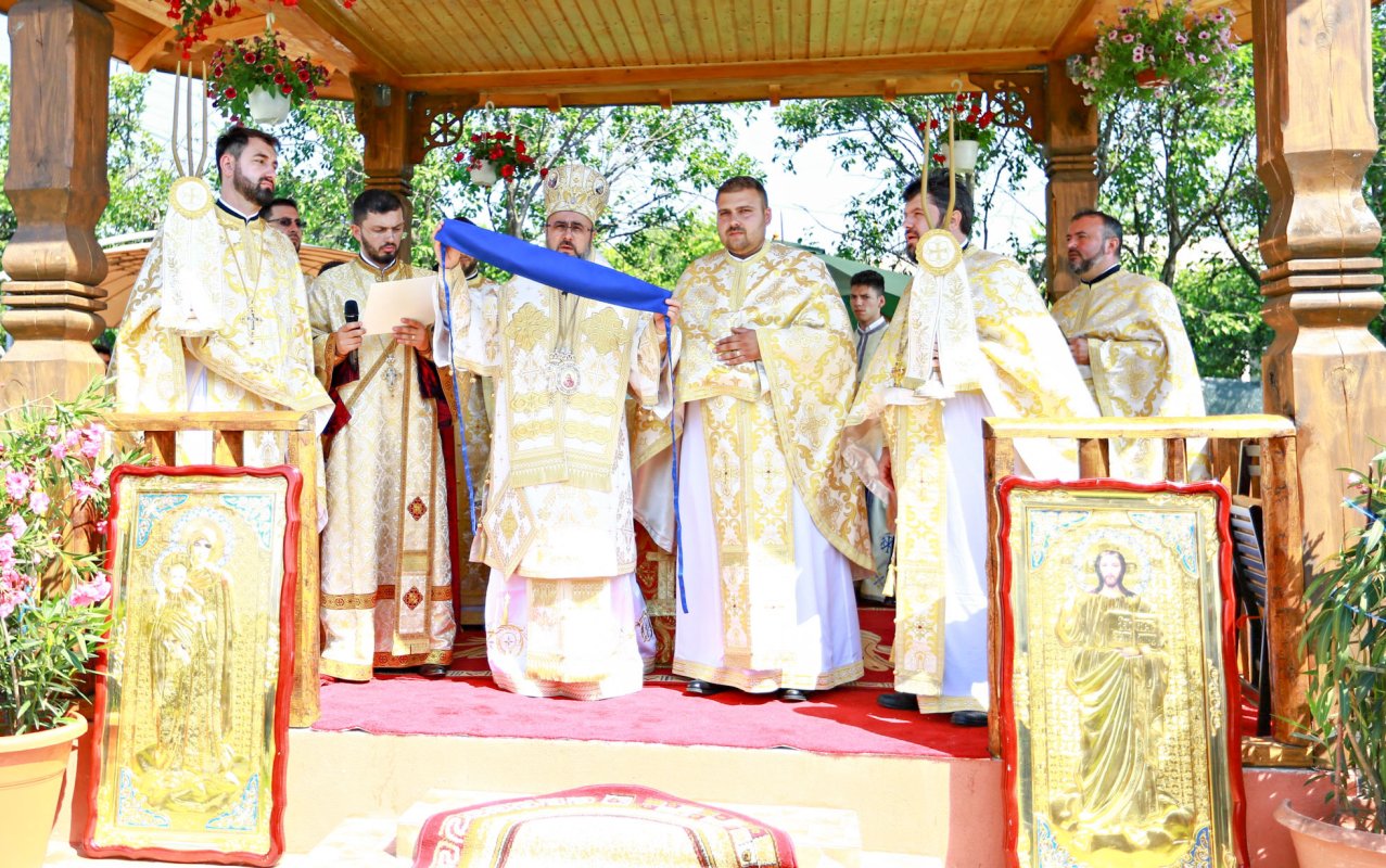 Slujiri de sărbătoarea Sfinților Apostoli 36624