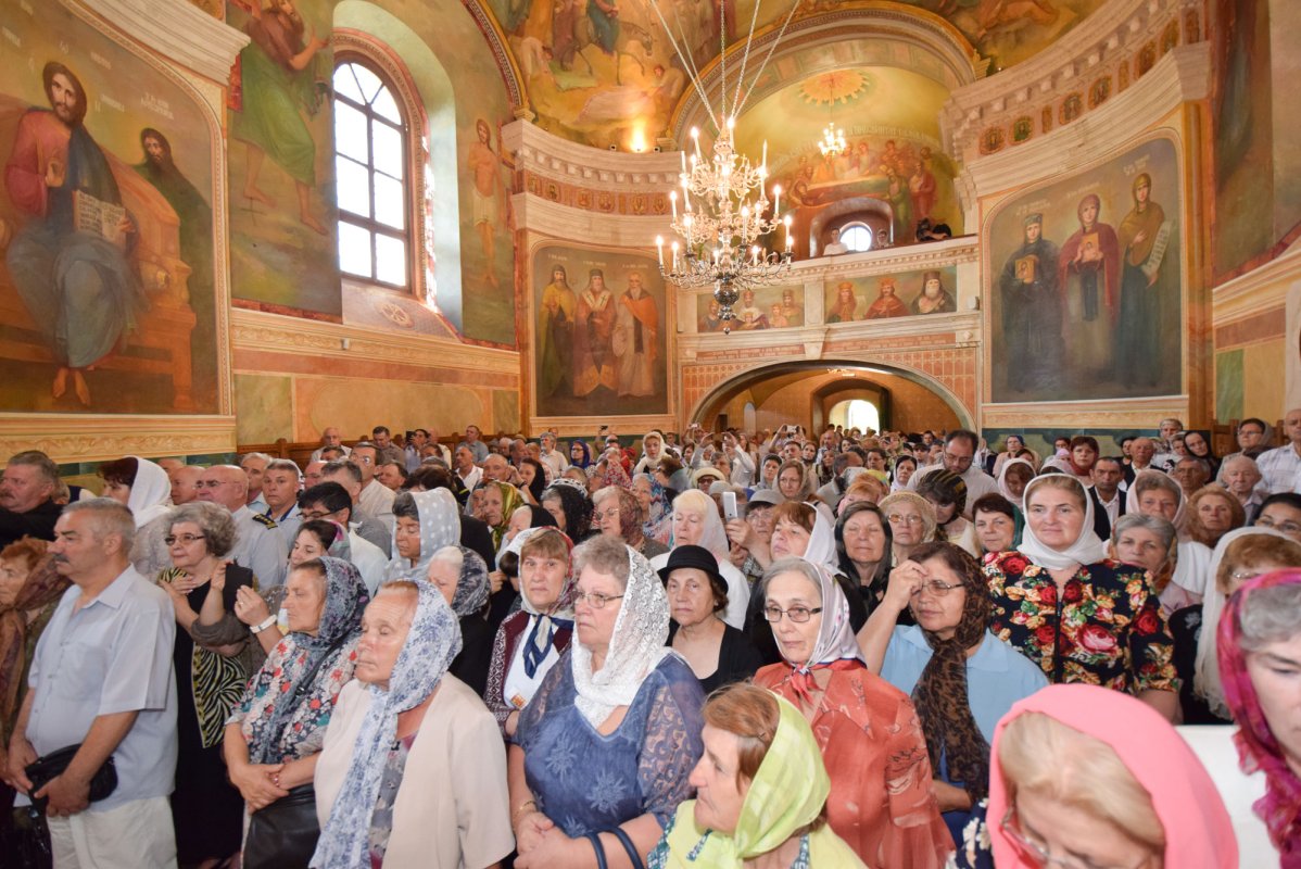 Pictura interioară a Bisericii Banu din Iaşi, sfinţită de doi ierarhi 36508