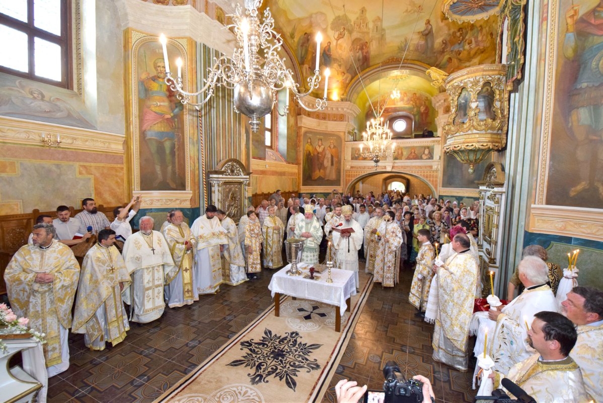 Pictura interioară a Bisericii Banu din Iaşi, sfinţită de doi ierarhi 36509