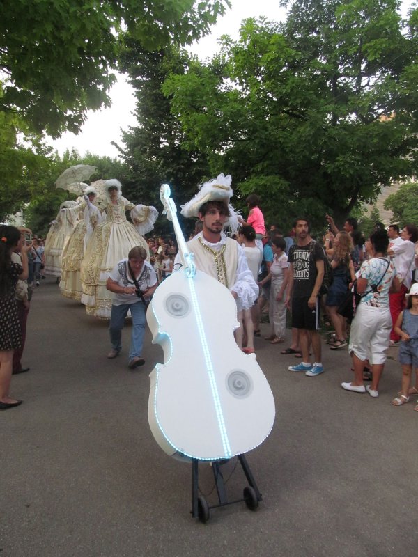 Teatru de stradă și acrobații în Bucureşti, în iulie 36497