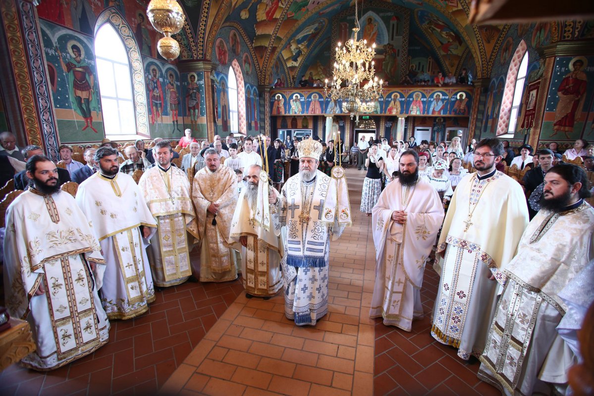 Slujiri arhiereşti în Duminica a 5-a după Rusalii 35952