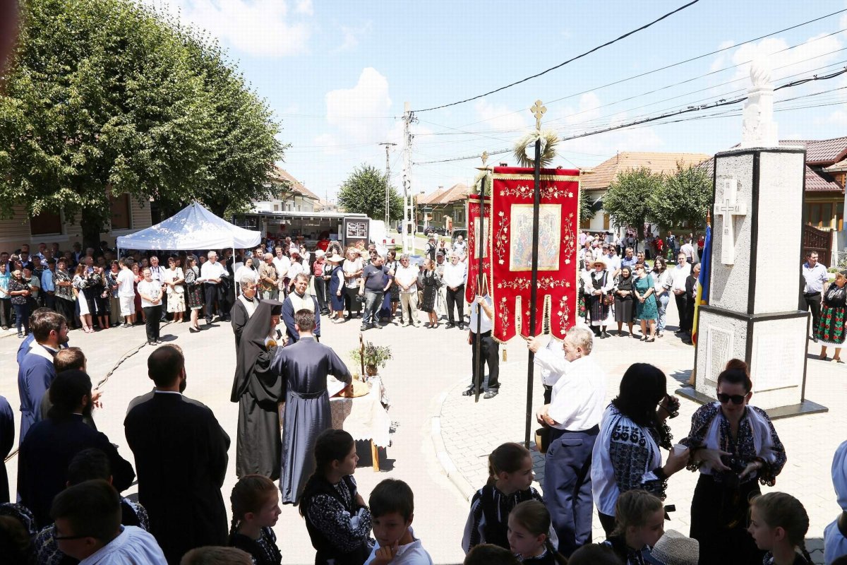 Slujiri arhiereşti în Duminica a 5-a după Rusalii 35955