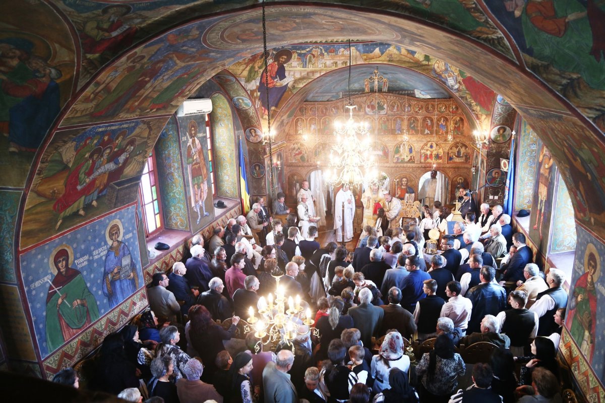 Biserica „Sfânta Parascheva” din Cârța, la 175 de ani de la zidire 35890