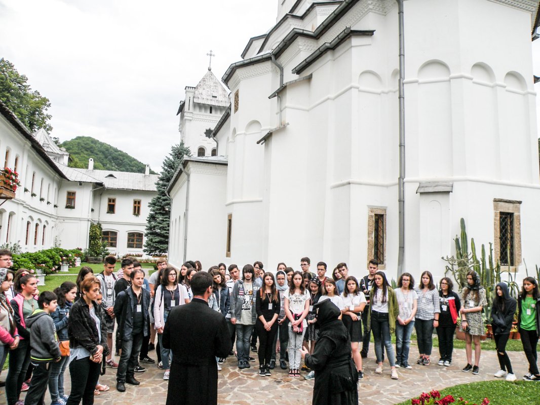 Împletirea utilului cu plăcutul în tabăra SIR 35905