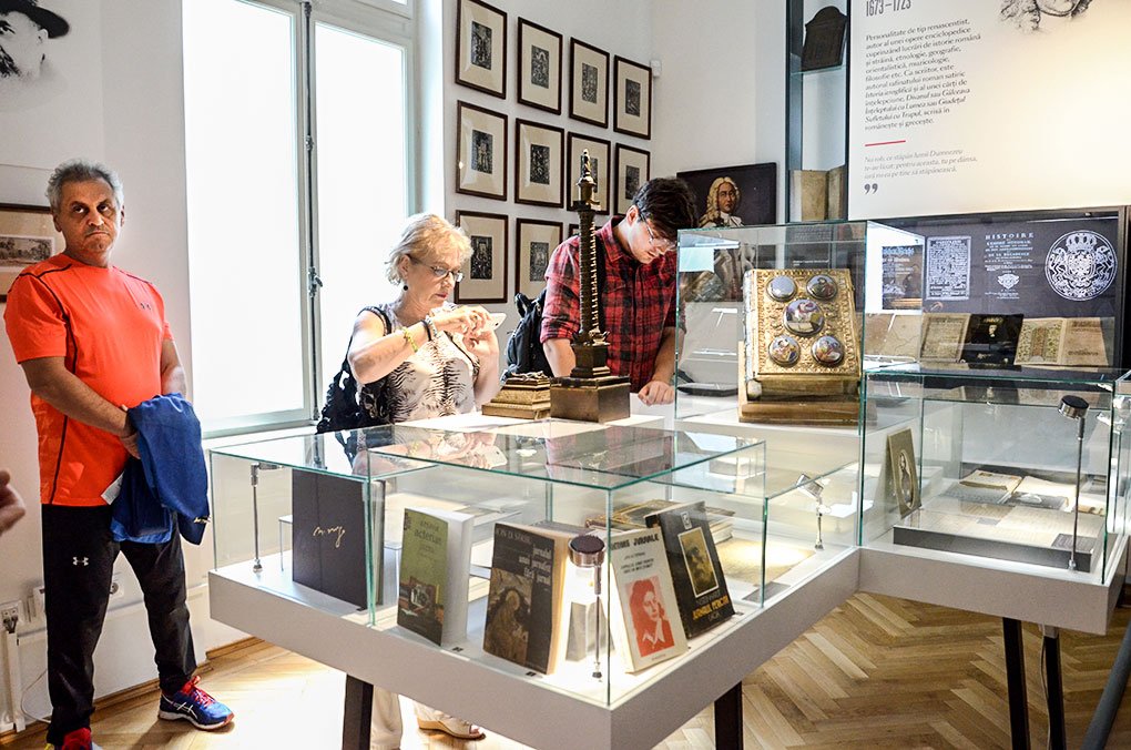 O călătorie pe marea istoriei literaturii române 35817