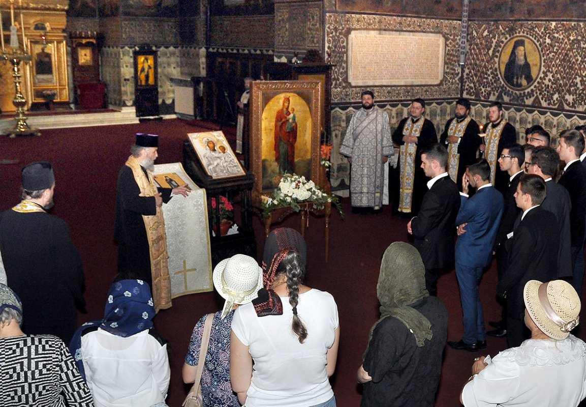 Cinstirea sfintei icoane a Maicii Domnului Prodromiţa la Galați 35786