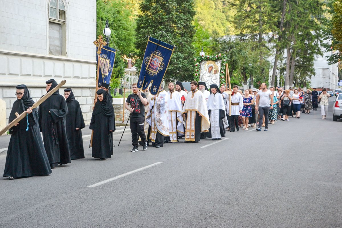 Maica Domnului, rugătoare pentru credincioșii din Băile Herculane 35768
