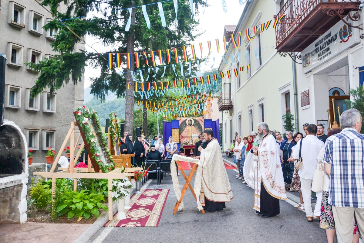 Maica Domnului, rugătoare pentru credincioșii din Băile Herculane 35771