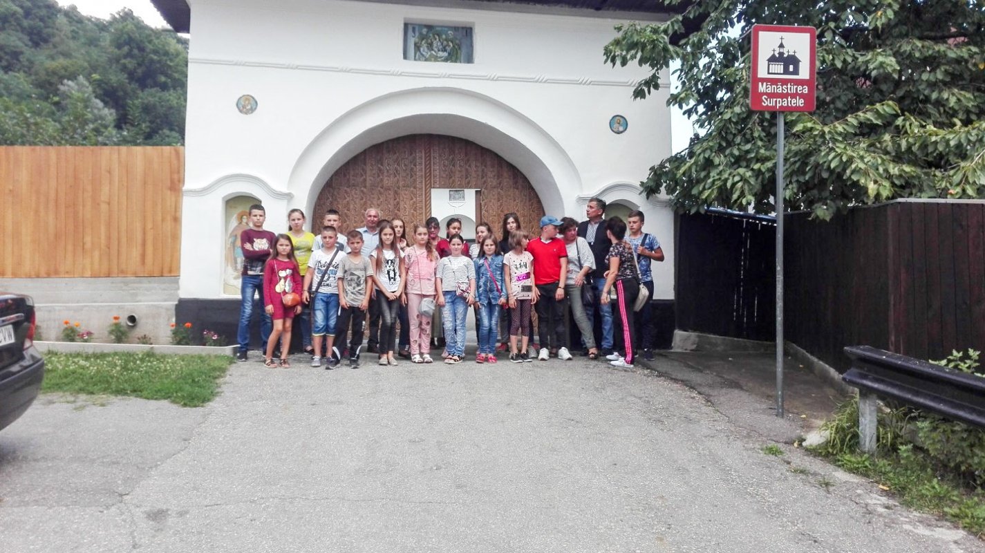 Activităţi pentru copii şi tineri în Arhiepiscopia Râmnicului 35685